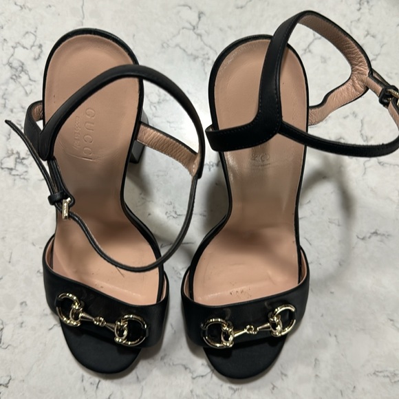 Gucci heels small scuff on the tip of the right foot shoe - Picture 8 of 10